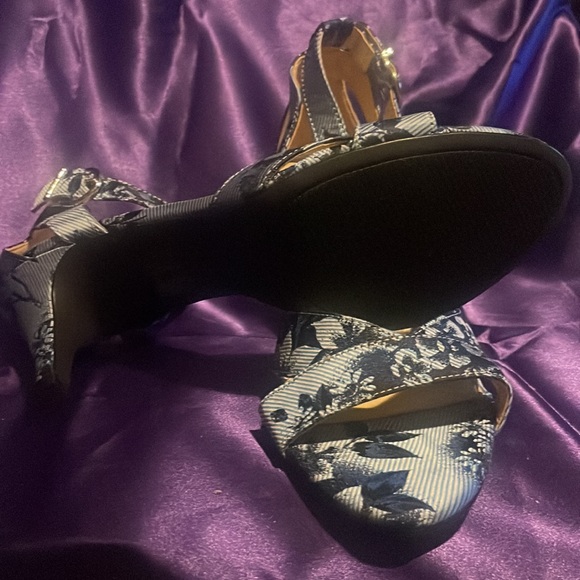 Heels - Picture 5 of 5